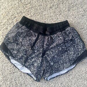 lululemon Hotty Hot High-Rise Lined Short 2.5 - Size 6 Color Paisley Print